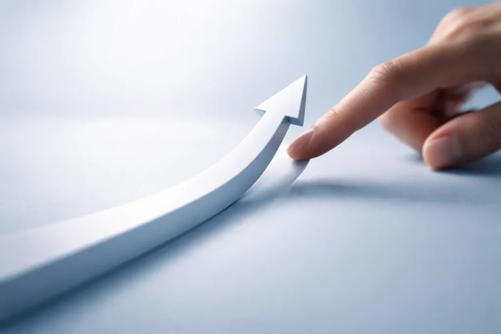 Finger stößt Pfeil nach oben an als Symbol für Erfolg durch mutig handeln